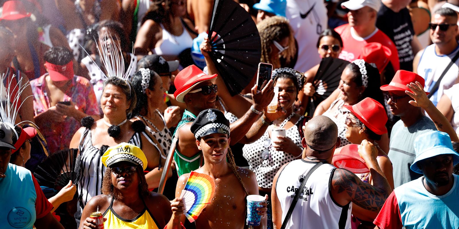 Ativistas criticam 'blackface' em adereços carnavalescos