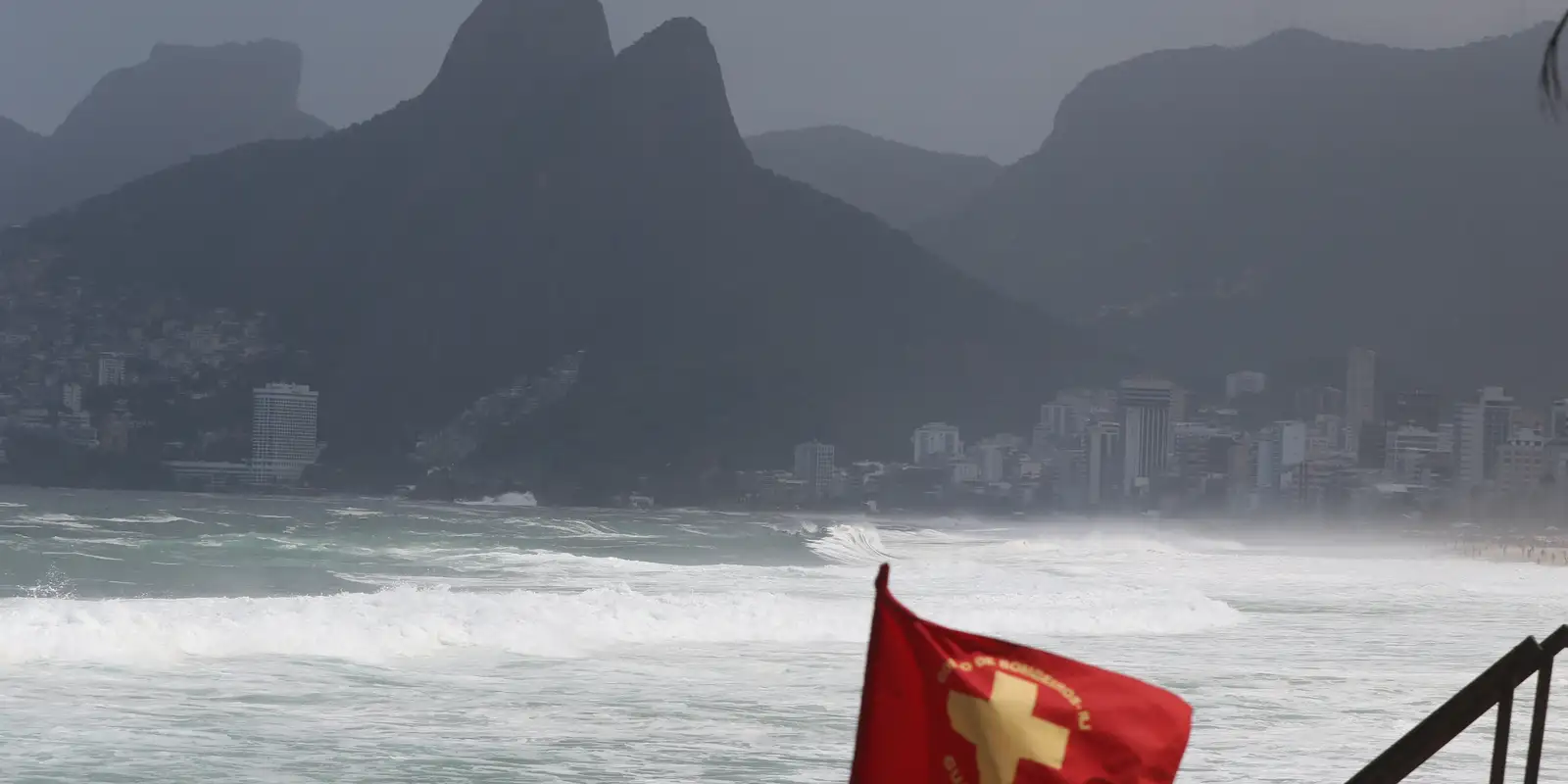 Rio de Janeiro registra forte chuva desde a noite de segunda-feira
