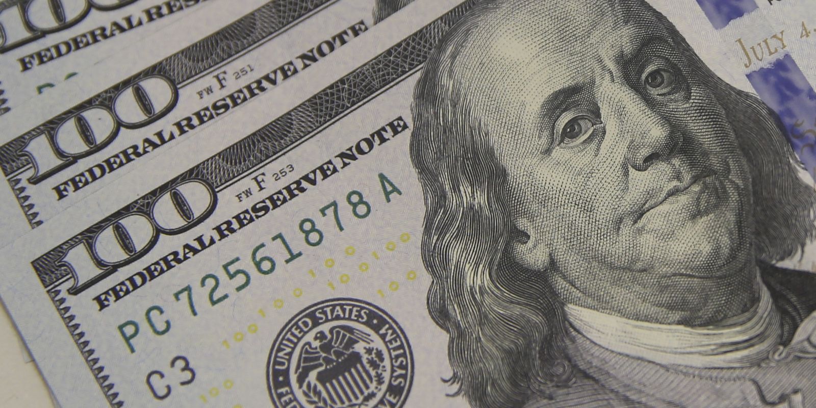 Dólar atinge menor patamar em 20 meses, fechando a R$ 5,19
