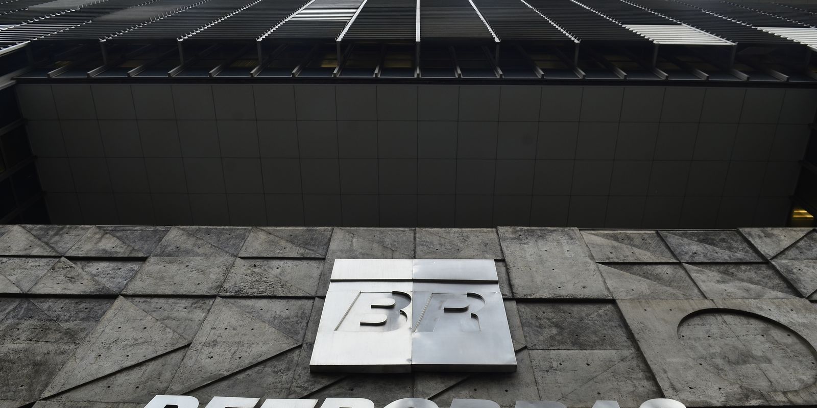 Petrobras anuncia corte de 5,2% no valor da gasolina a partir de terça-feira
