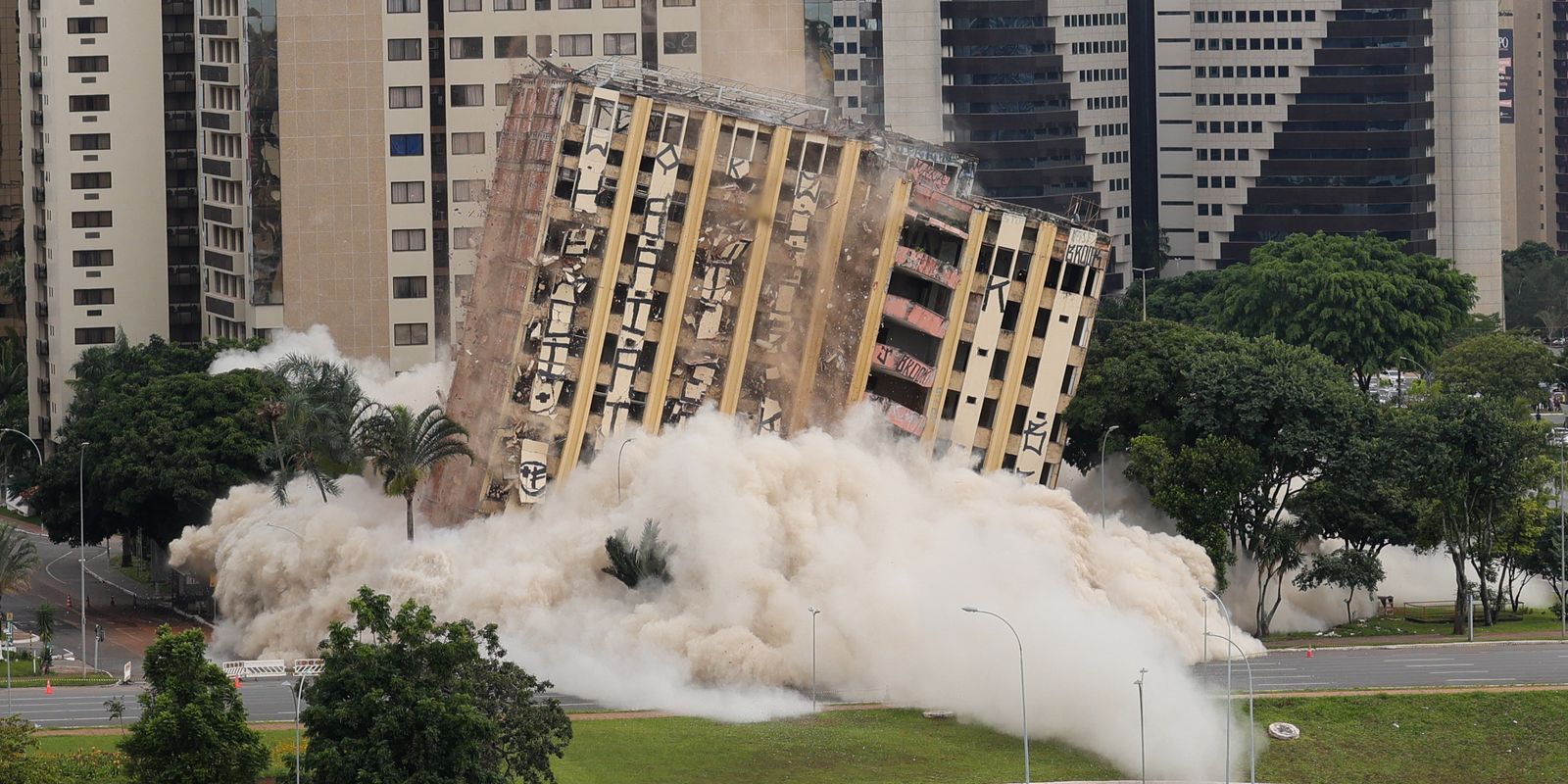 Antigo hotel de luxo é implodido no coração de Brasília