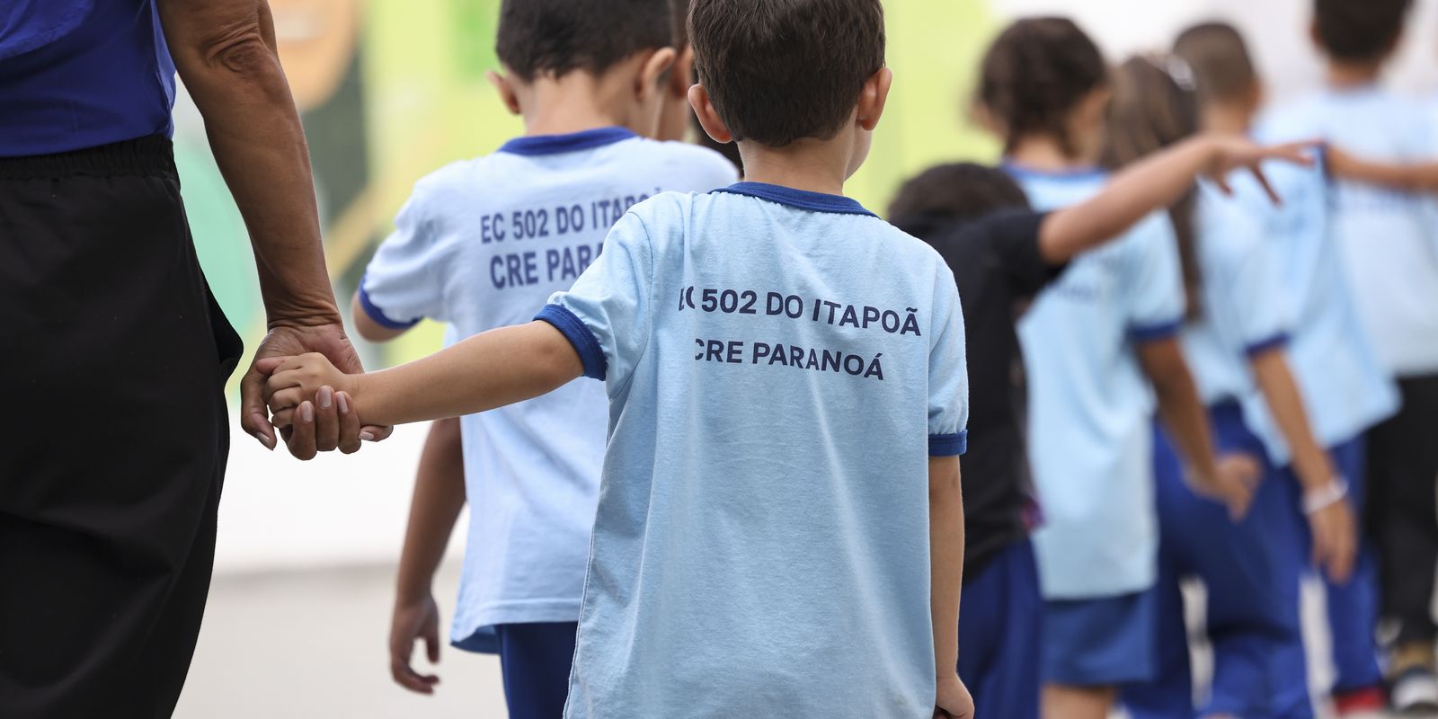 Estudantes de escola no DF são submetidos a flexões como punição; PMs envolvidos são afastados