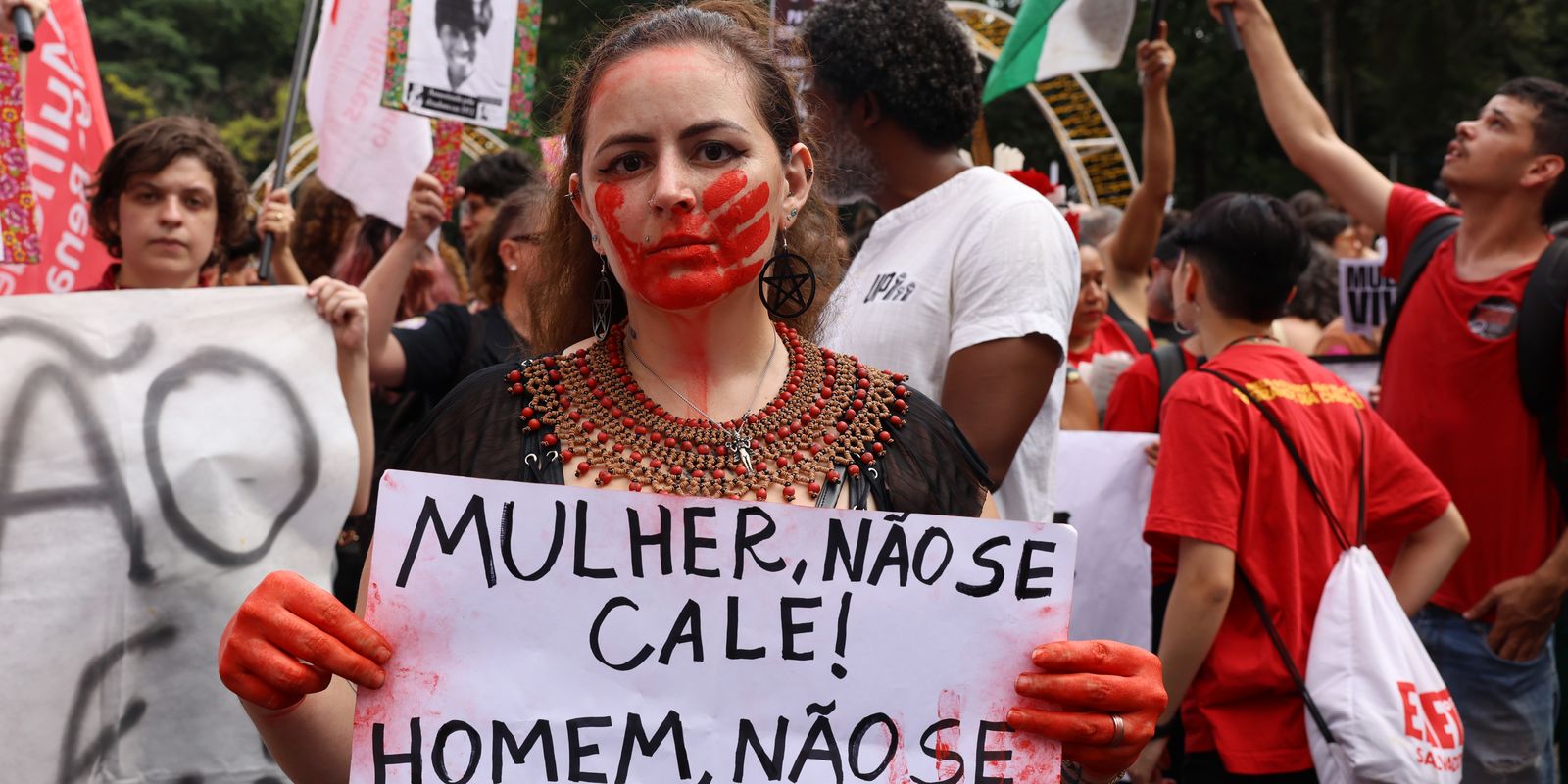 Feminicídios no Brasil atingem patamar recorde em 2025: quatro vidas perdidas a cada dia