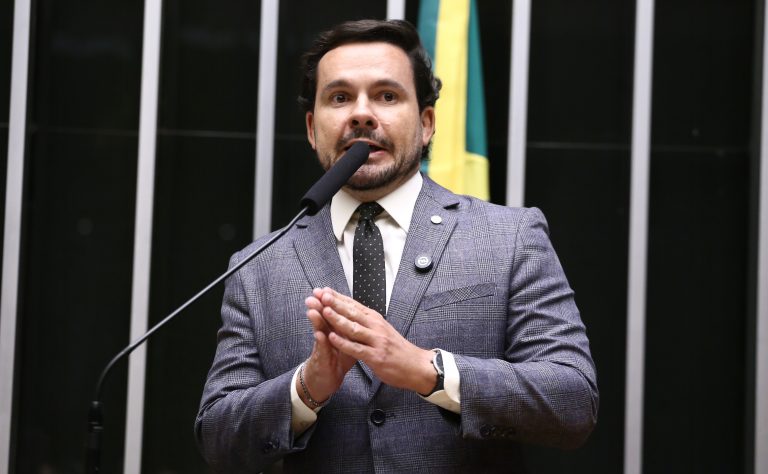 Comissão da Câmara aprova exigência de certidão criminal para casamentos