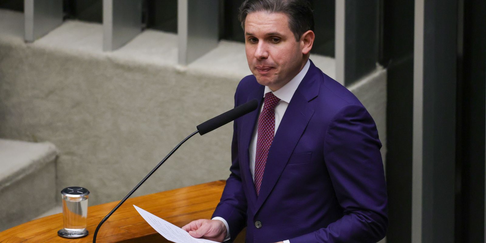 Hugo Motta celebra decisão de Flávio Dino sobre benefícios extras