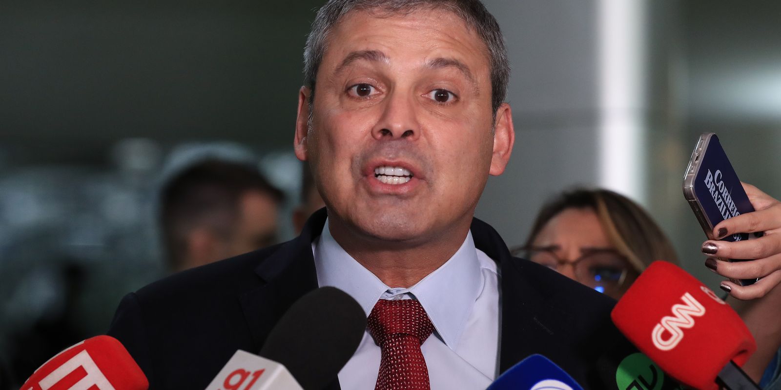 Governo planeja enviar projeto para encerrar escala 6x1, informa líder