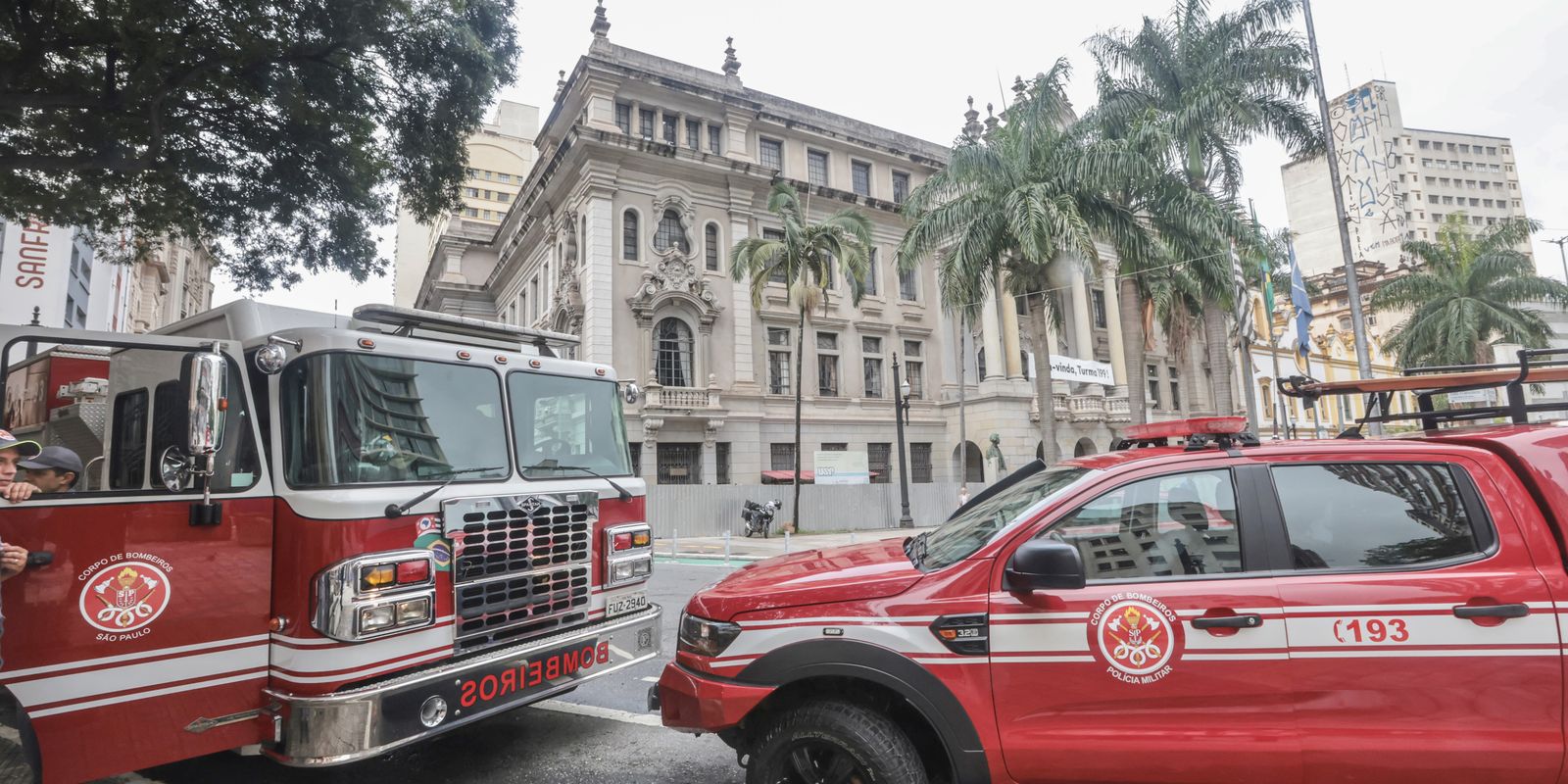 Fogo atinge edifício da Faculdade de Direito da USP em São Paulo