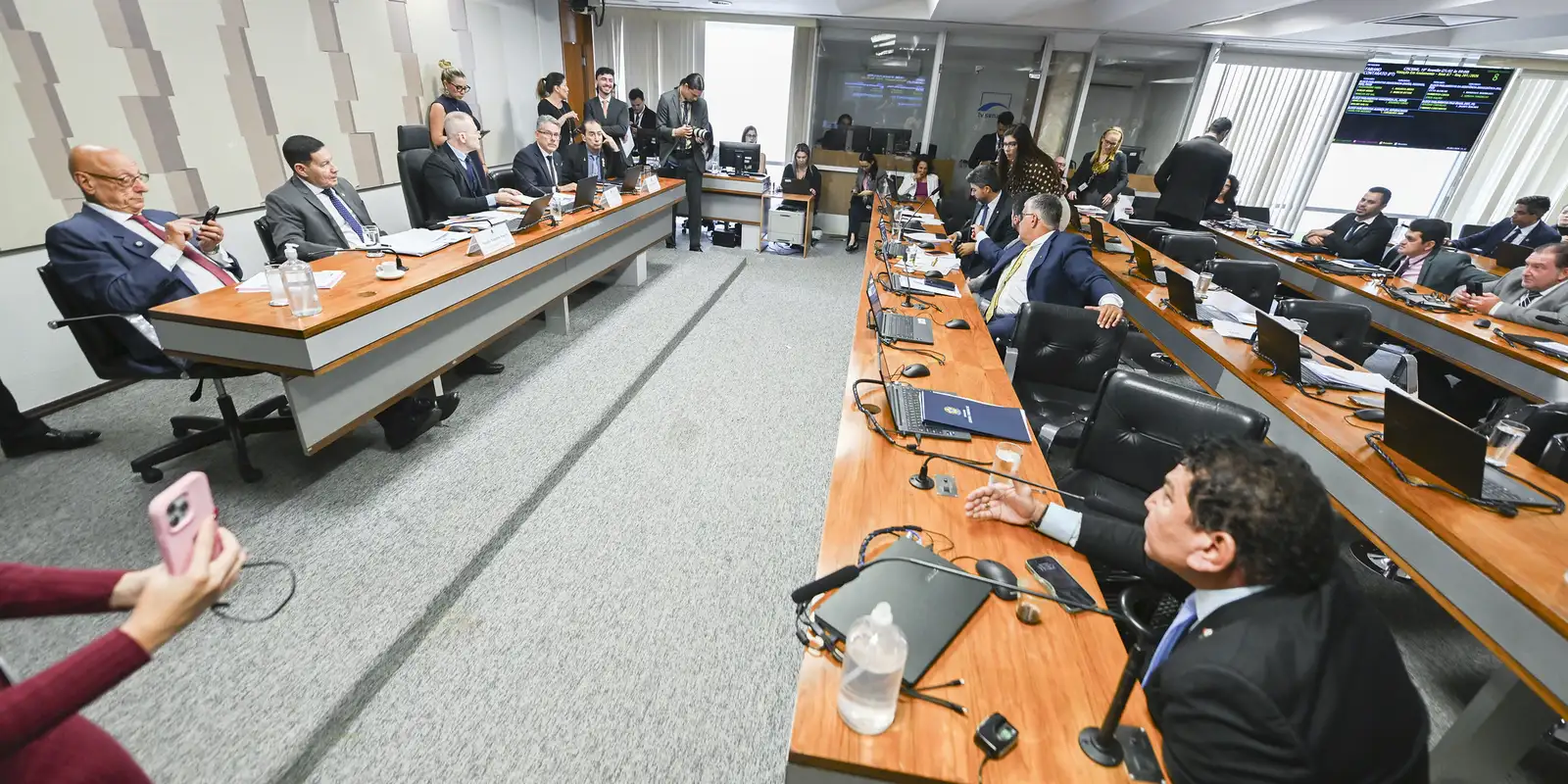 Ministro André Mendonça dispensa irmãos de Dias Toffoli de depor em CPI