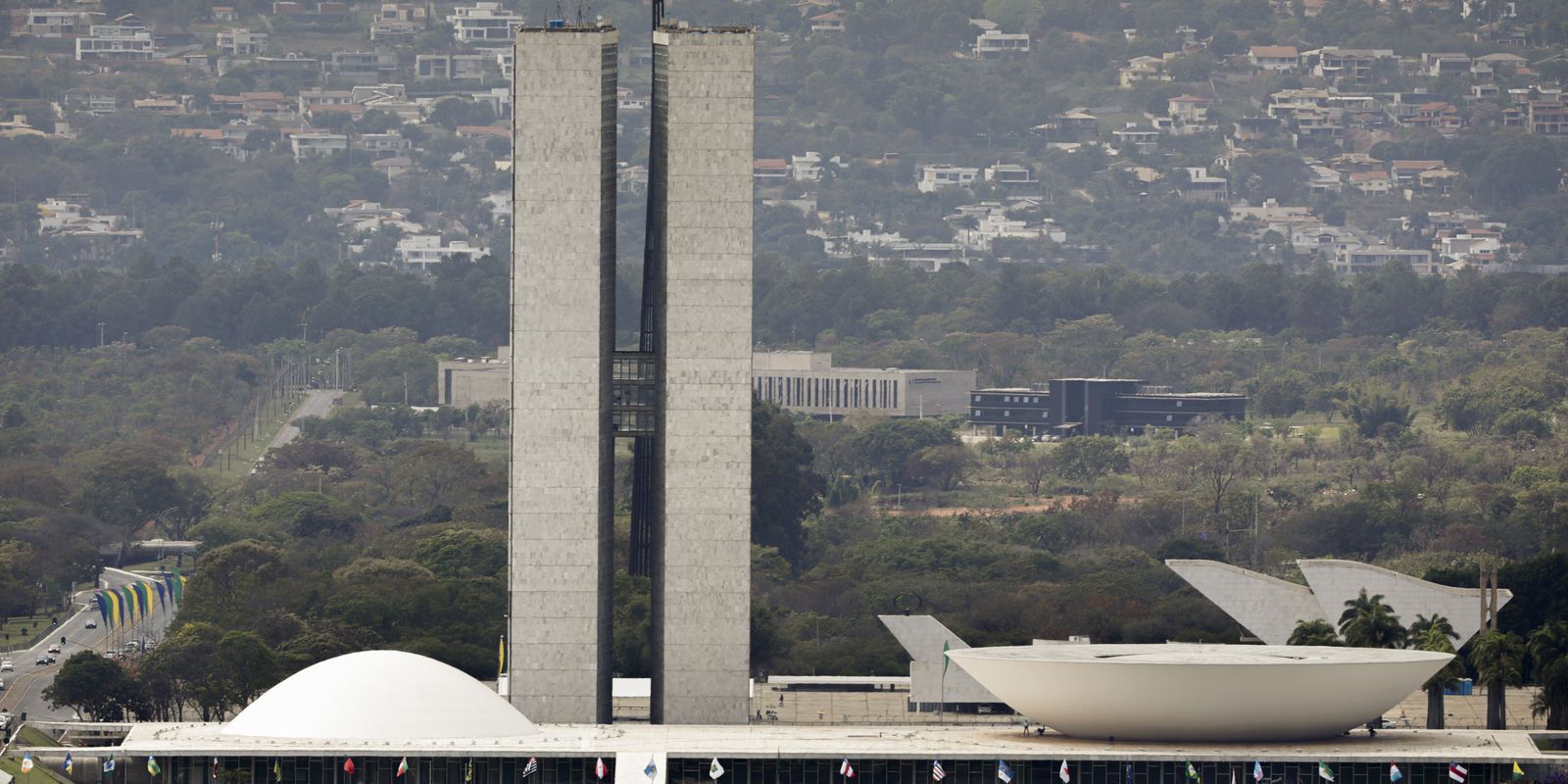 Lula sanciona reajustes para o Legislativo, mas veta benefícios que excediam o teto