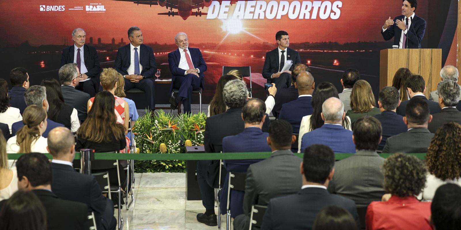 Ministro comemora liberação de R$ 5,7 bilhões para modernização de aeroportos no Brasil