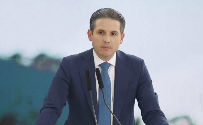 Proposta para o fim da escala 6x1 é encaminhada à CCJ por Hugo Motta