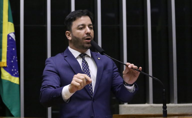 Proposta estabelece programa de suporte para famílias de crianças com autismo no SUS