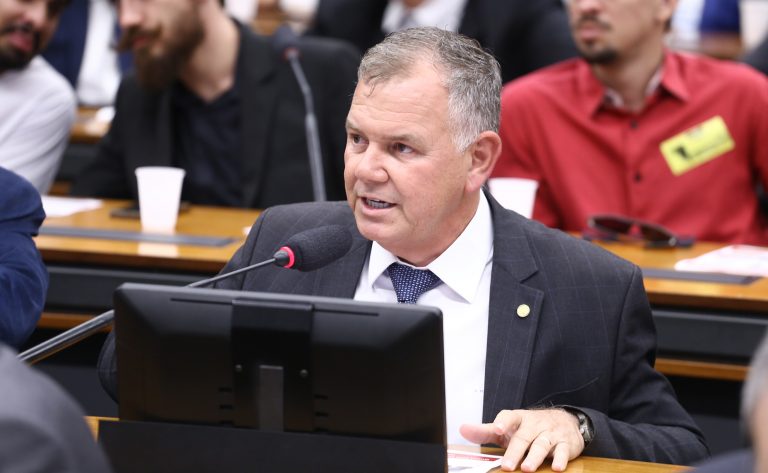 Proposta na Câmara prevê 200 kWh de energia solar grátis para famílias de baixa renda