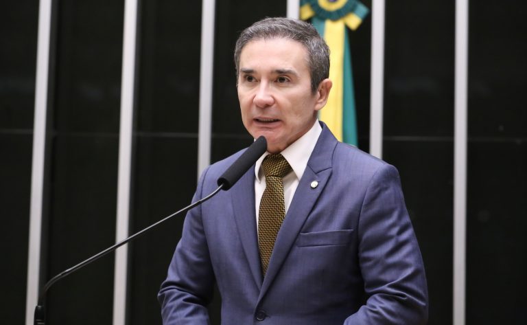 Proposta exige que órgãos públicos garantam atendimento em Libras para pessoas com deficiência auditiva