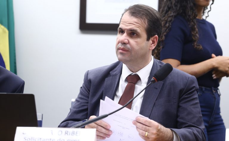 Projeto de lei busca criminalizar falsificação e comércio ilegal de cigarros