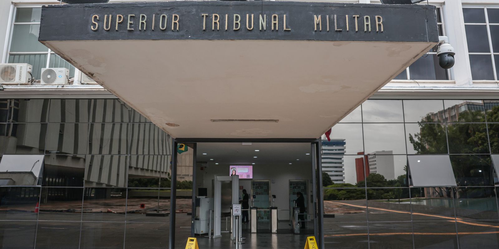 Superior Tribunal Militar analisa pedidos de perda de patente de Bolsonaro e outros militares