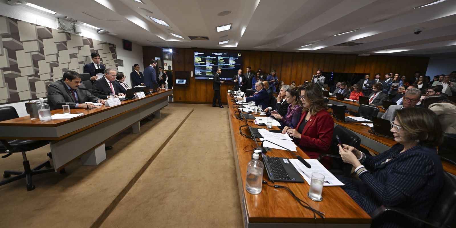 Senadores questionam CVM sobre suposta omissão no caso Banco Master