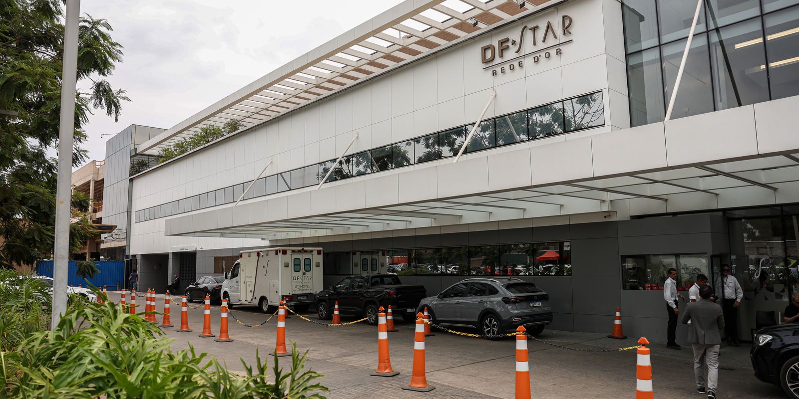 Jair Bolsonaro é hospitalizado em UTI com broncopneumonia bilateral