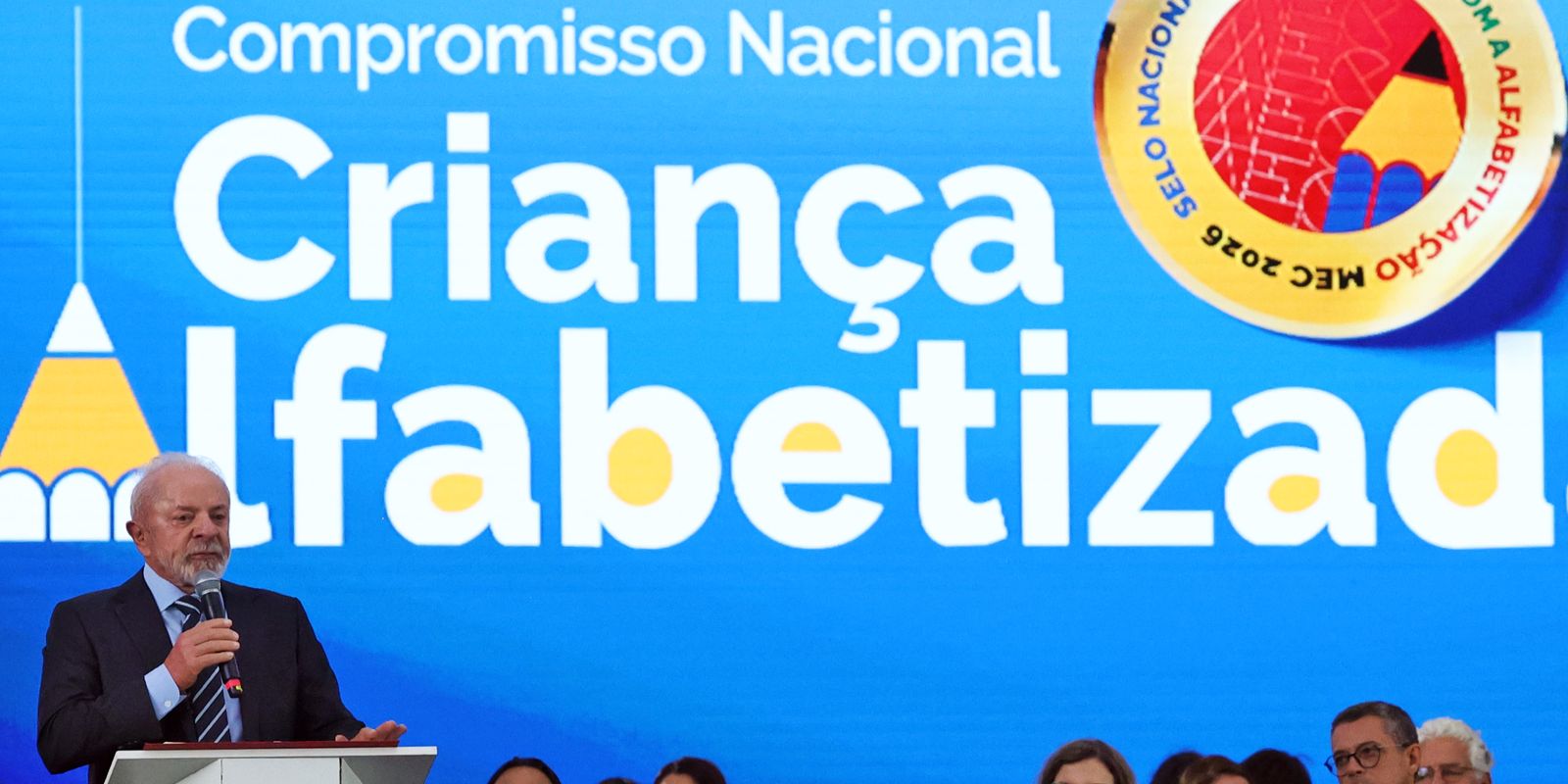 Brasil supera meta e registra 66% de crianças alfabetizadas na idade adequada