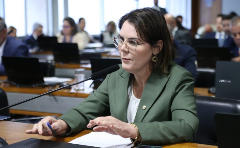 Comissão aprova projeto para garantir tratamento digno a mulheres em investigações e processos