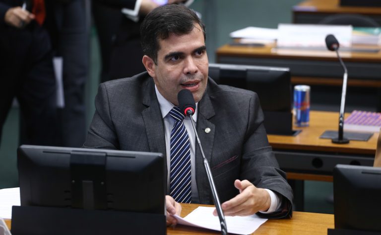 Comissão aprova projeto que autoriza juiz a decretar divórcio mesmo com litígio sobre bens
