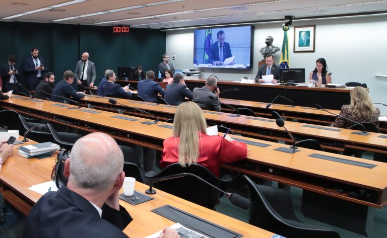 Comissão convoca Mauro Vieira para esclarecer política externa e conflitos no Oriente Médio