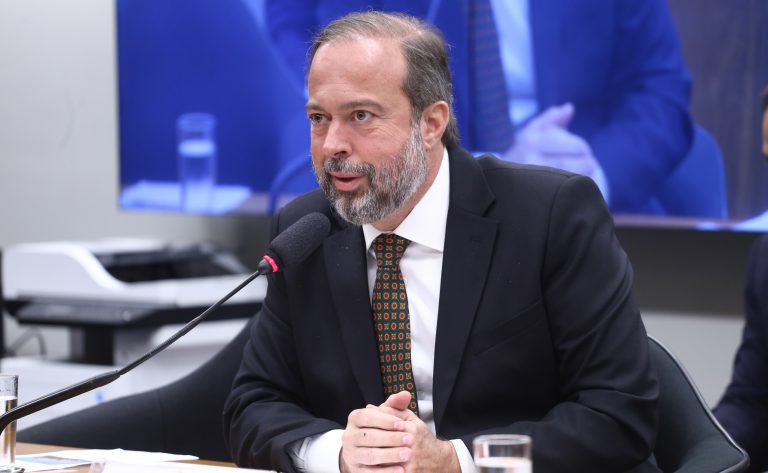 Comissão da Câmara recebe ministro de Minas e Energia na quarta-feira