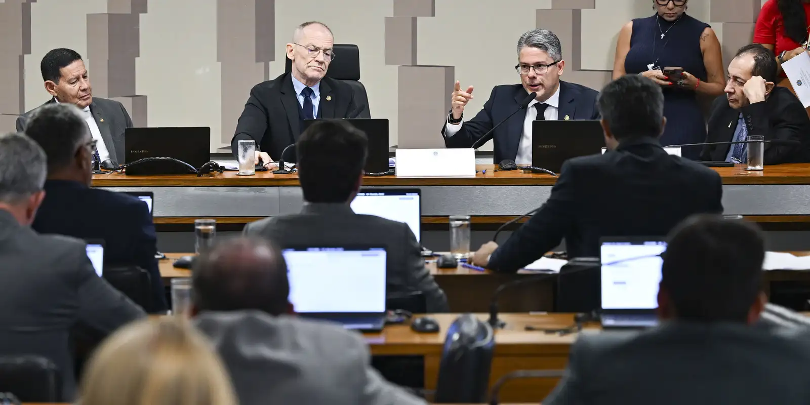 CPI do crime organizado avança na apuração de beneficiários do Banco Master