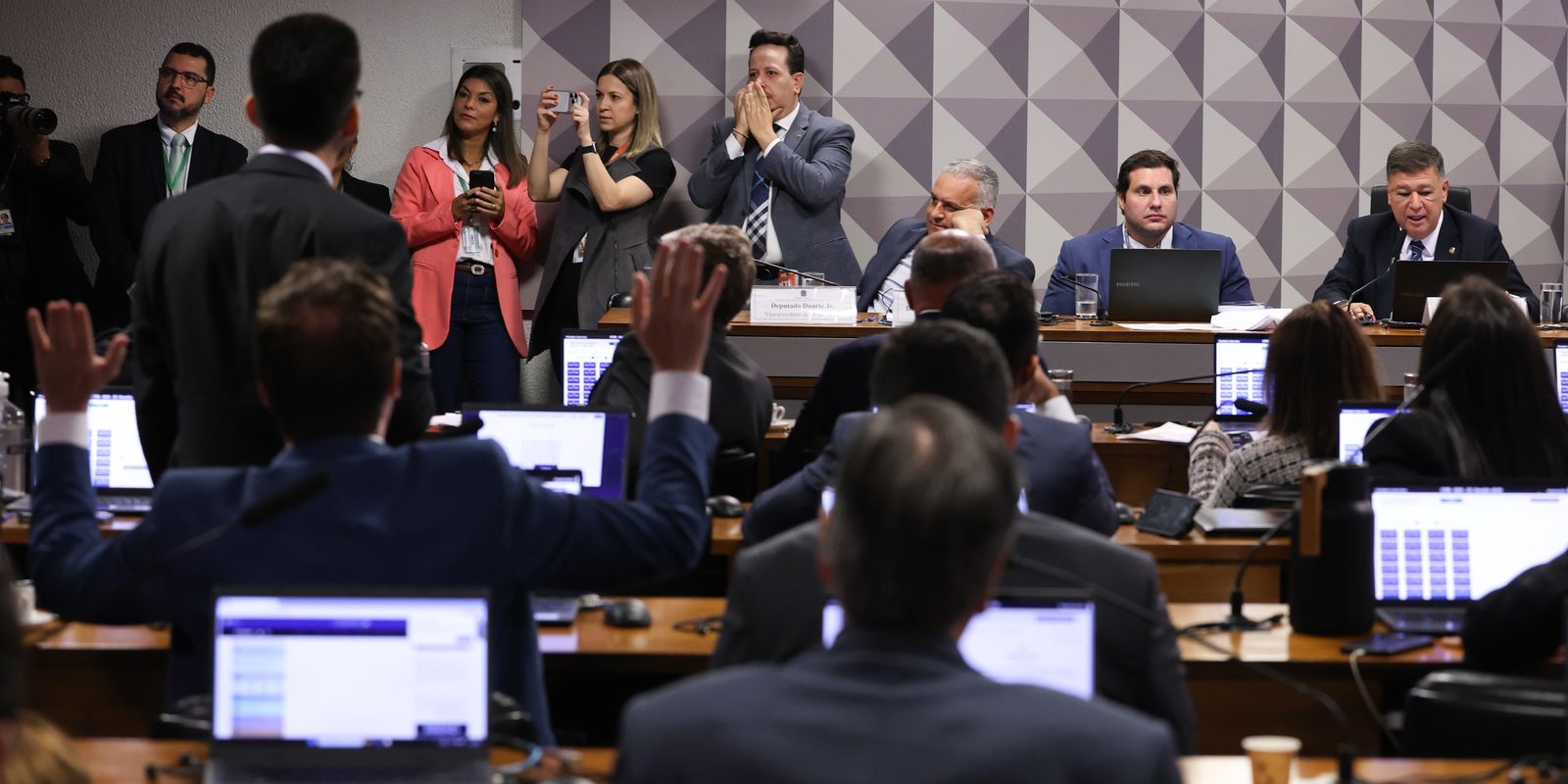 CPMI do INSS aprova convocação de cunhado e ex-namorada de banqueiro