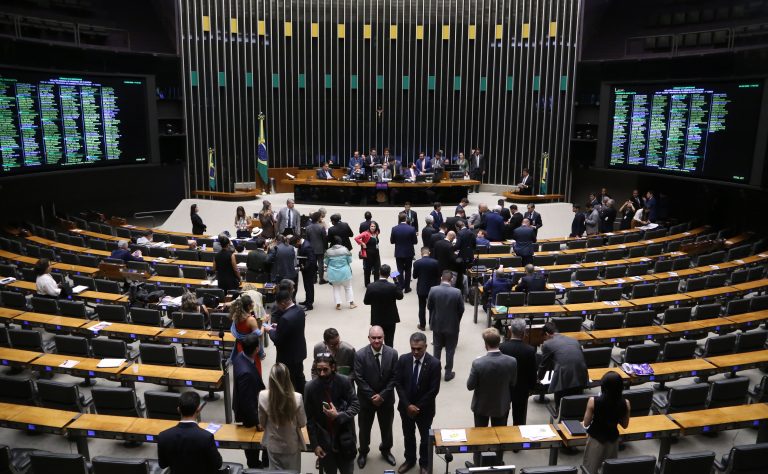 Deputados debatem em plenário a PEC da segurança pública