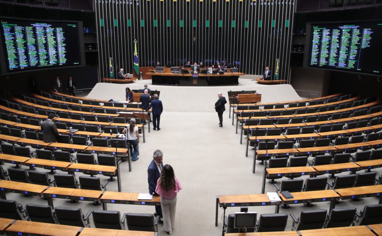 Deputados avaliam proposta para simplificar seguro de exportação