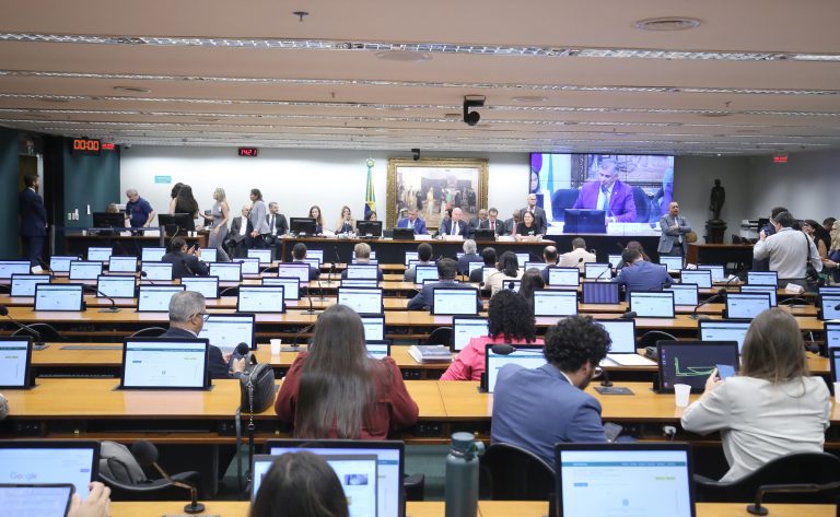 Divergência entre governo e oposição marca debate sobre redução da jornada de trabalho