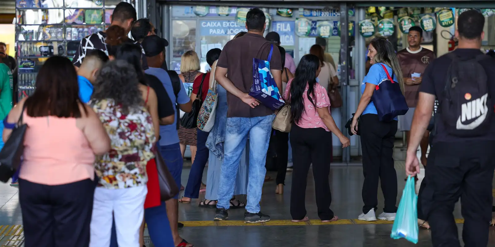 Mega-Sena acumula e sorteio principal chega a R$ 7,5 milhões