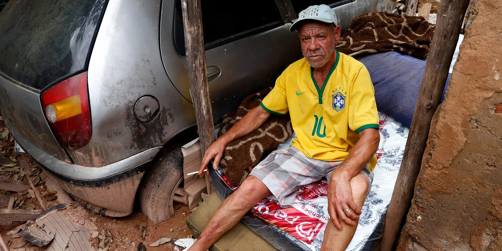 Homem de Juiz de Fora reside entre os destroços de sua moradia após deslizamento