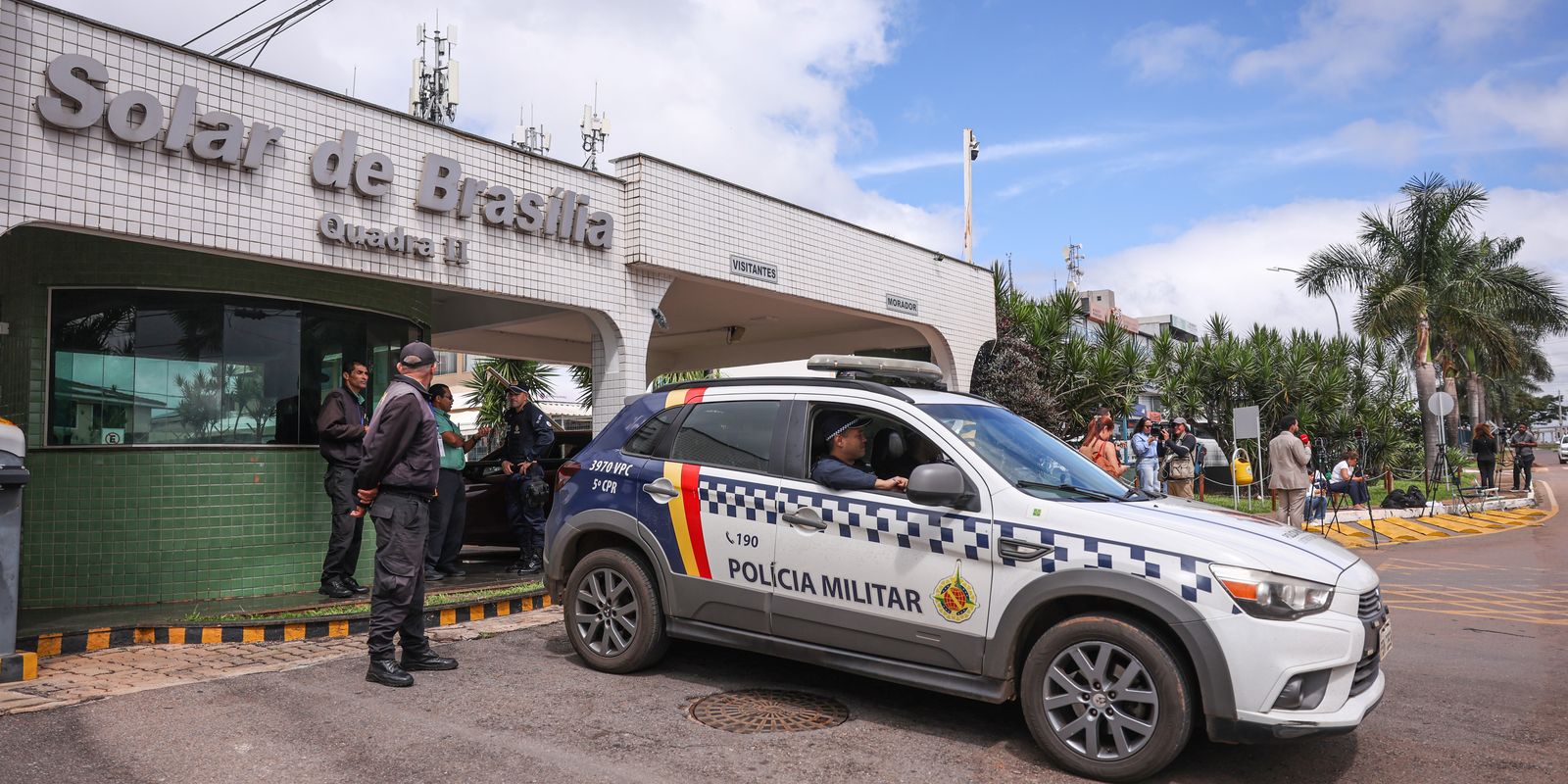 Moraes restringe acesso de filhos de Bolsonaro à prisão domiciliar