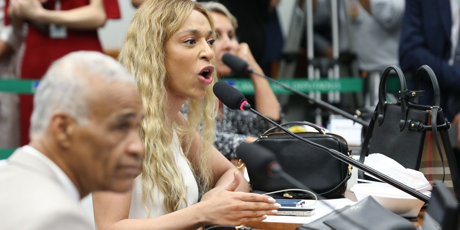 Ministério Público Federal solicita condenação de Ratinho e SBT por declarações transfóbicas contra Erika Hilton