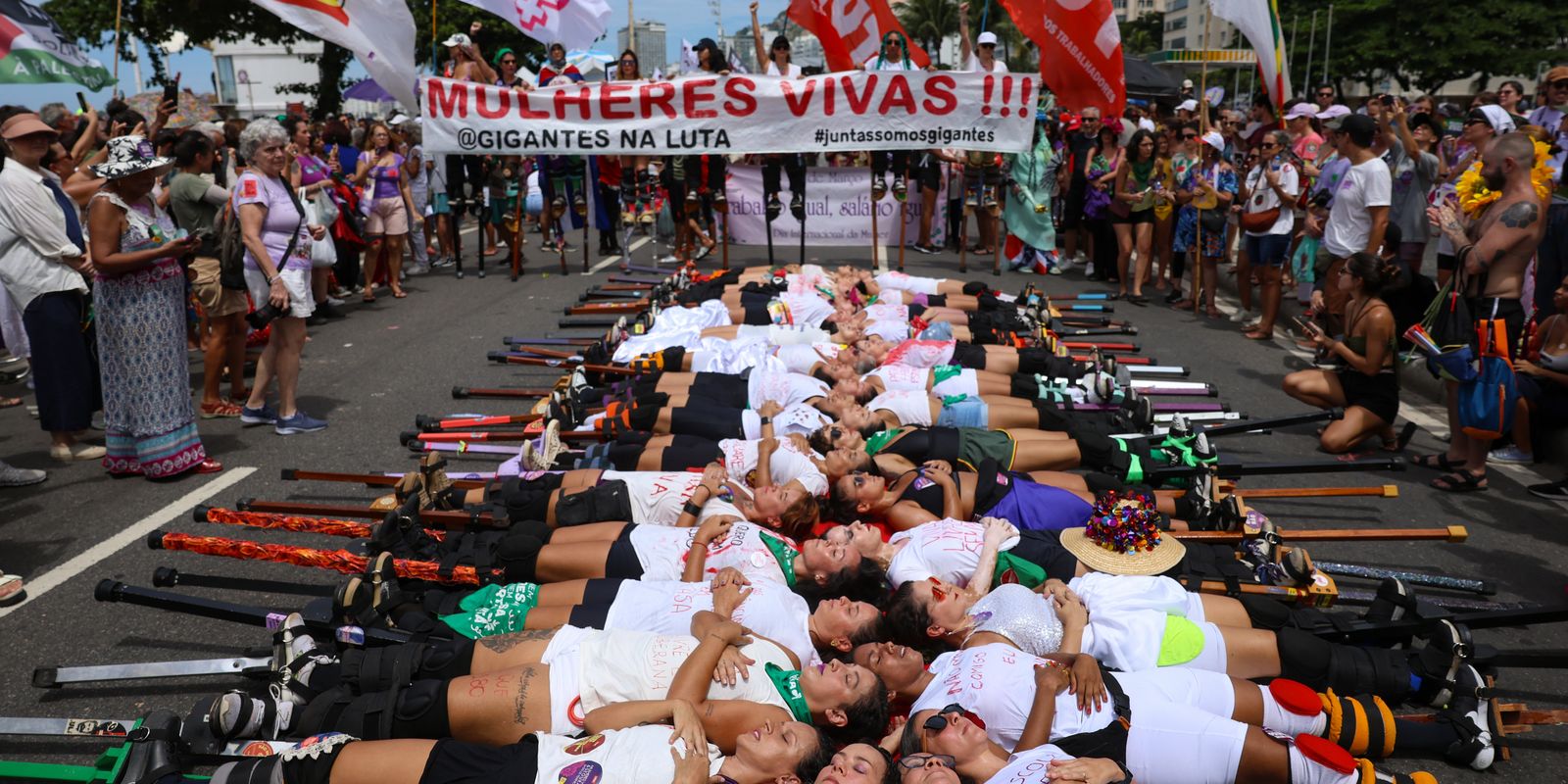 Mulheres se unem em Copacabana contra a violência e o feminicídio