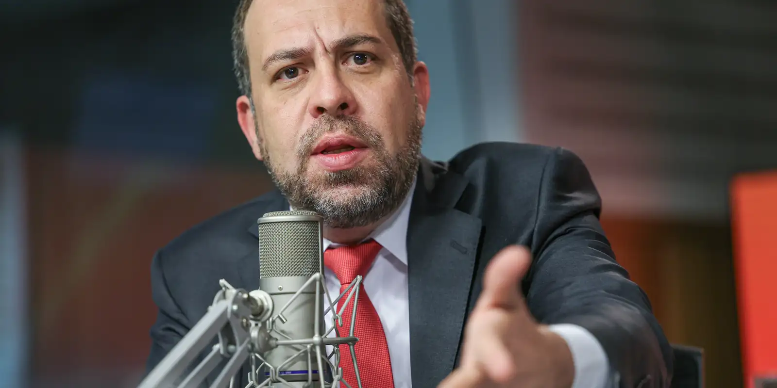 Boulos discute com caminhoneiros e categoria adia paralisação nacional