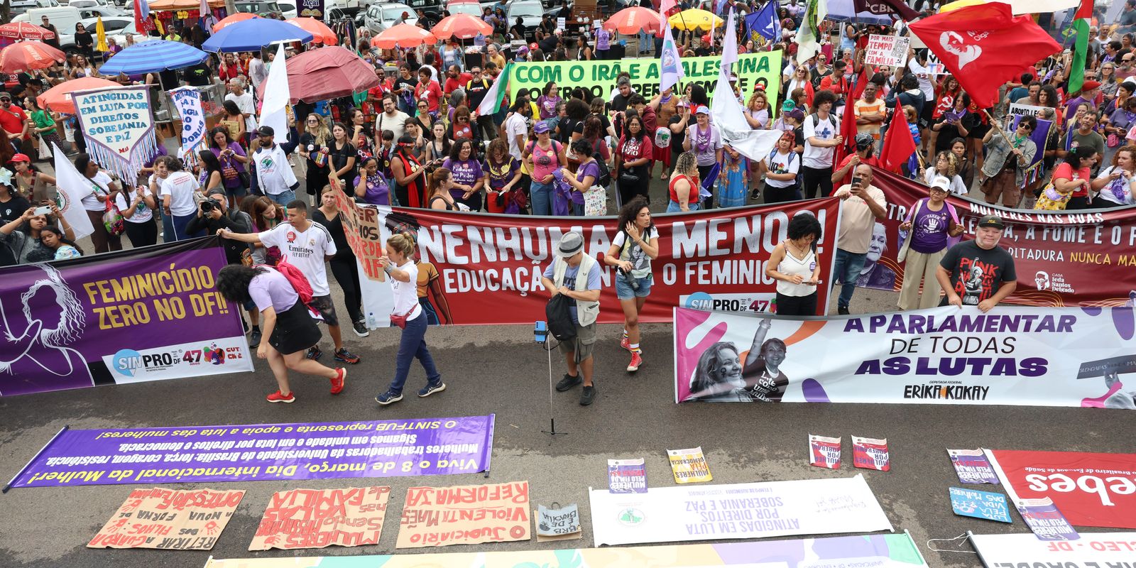 Mulheres em Brasília clamam 