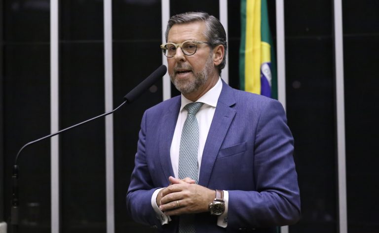 Proposta na Câmara visa testes rápidos de metanol em fiscalização de bebidas