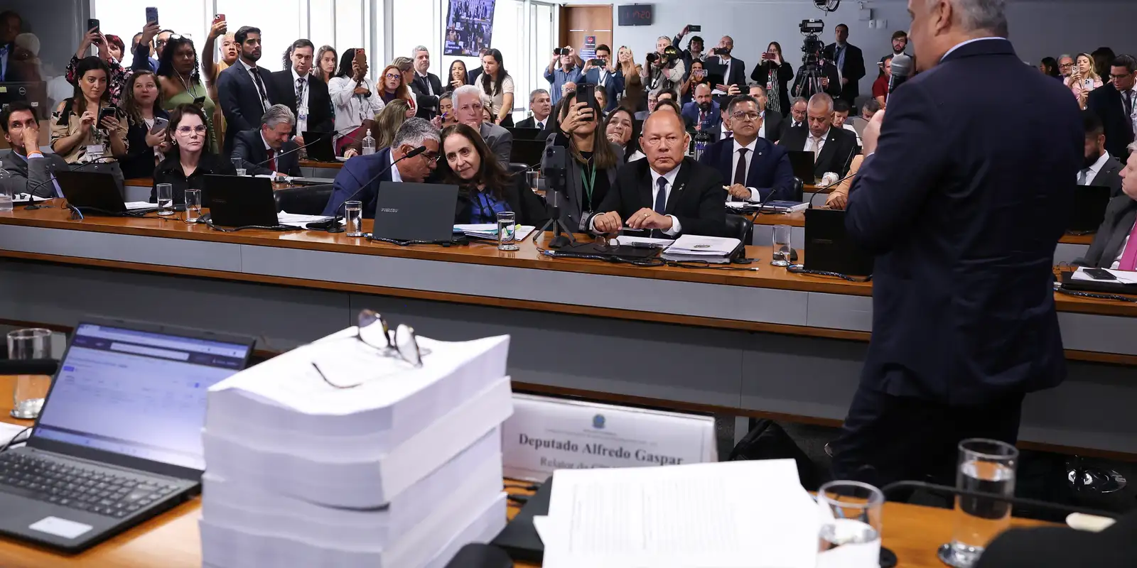 Relatório da CPMI do INSS propõe indiciamento de 216 indivíduos