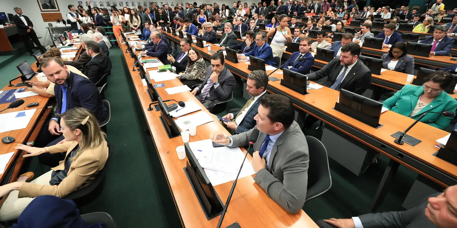 CCJ da Câmara retoma debate sobre fim da escala 6x1 nesta quarta