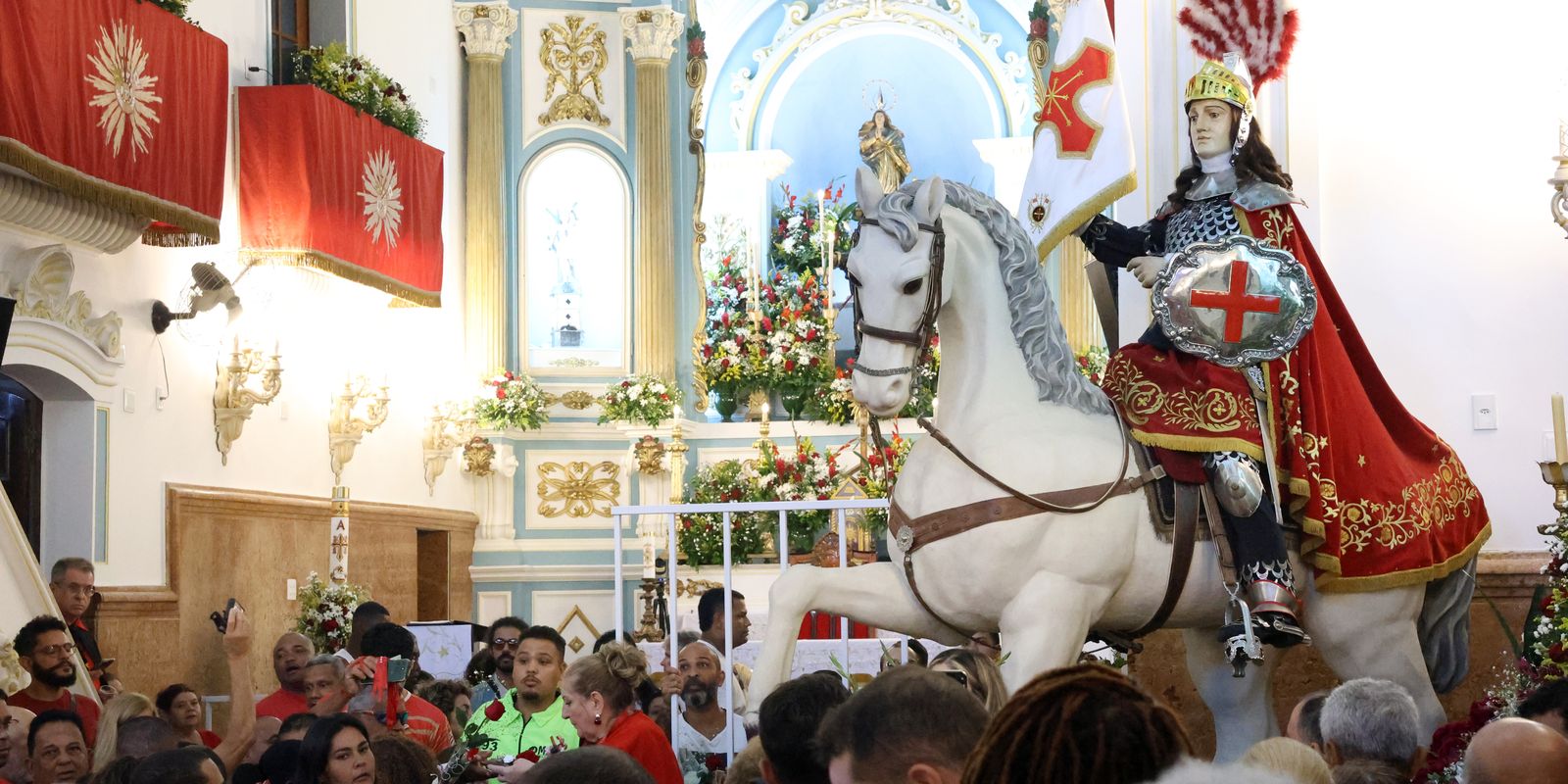 Devotos se reúnem no coração do Rio para festejar o dia de São Jorge