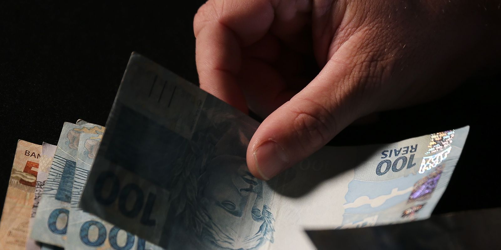 Governo estuda liberação do FGTS para quitação de débitos, informa Durigan