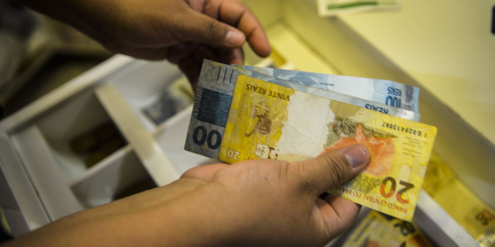 Governo federal projeta salário mínimo de R$ 1.717 para 2027