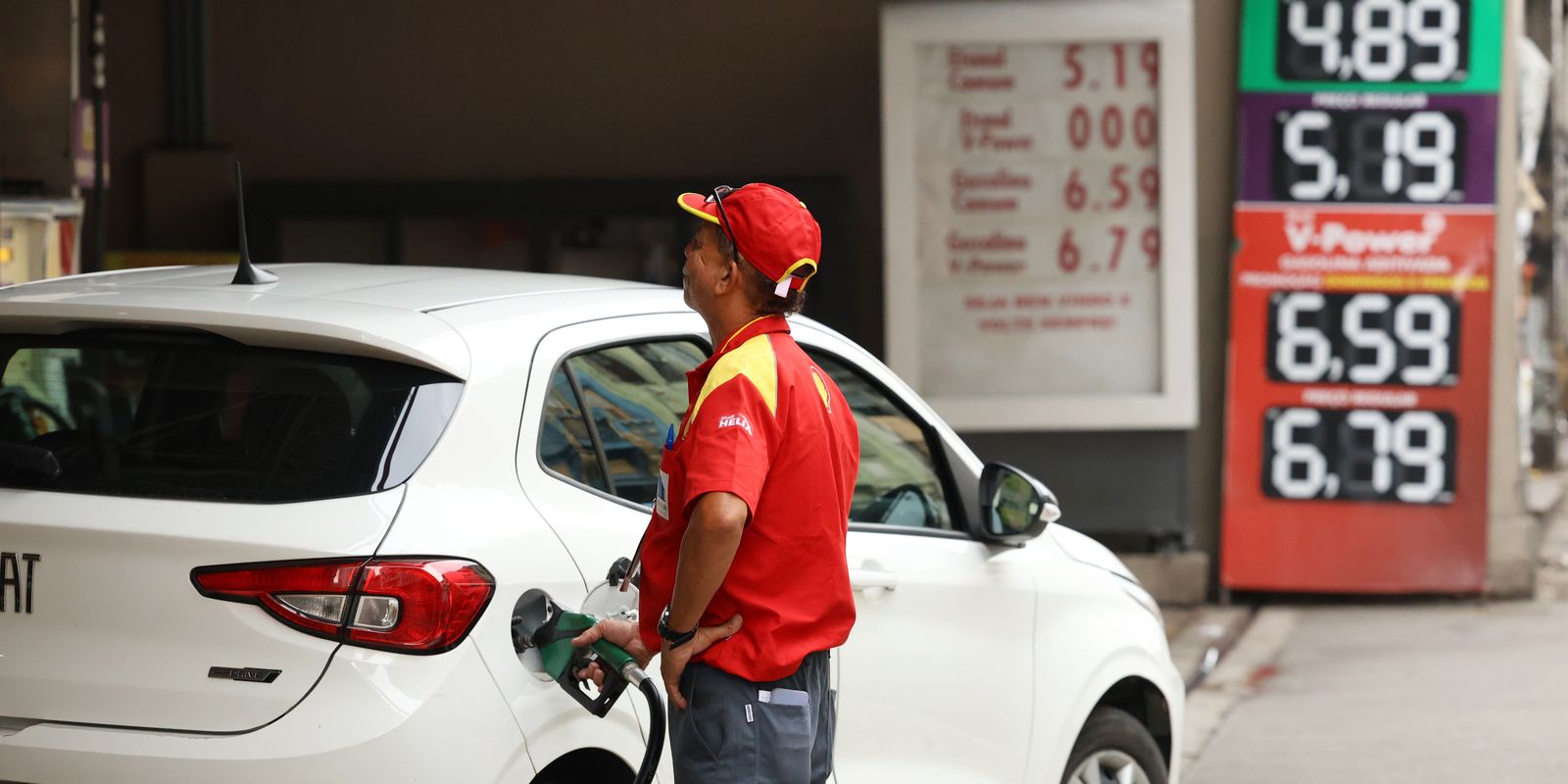 Governo propõe usar receitas extras do petróleo para reduzir impostos