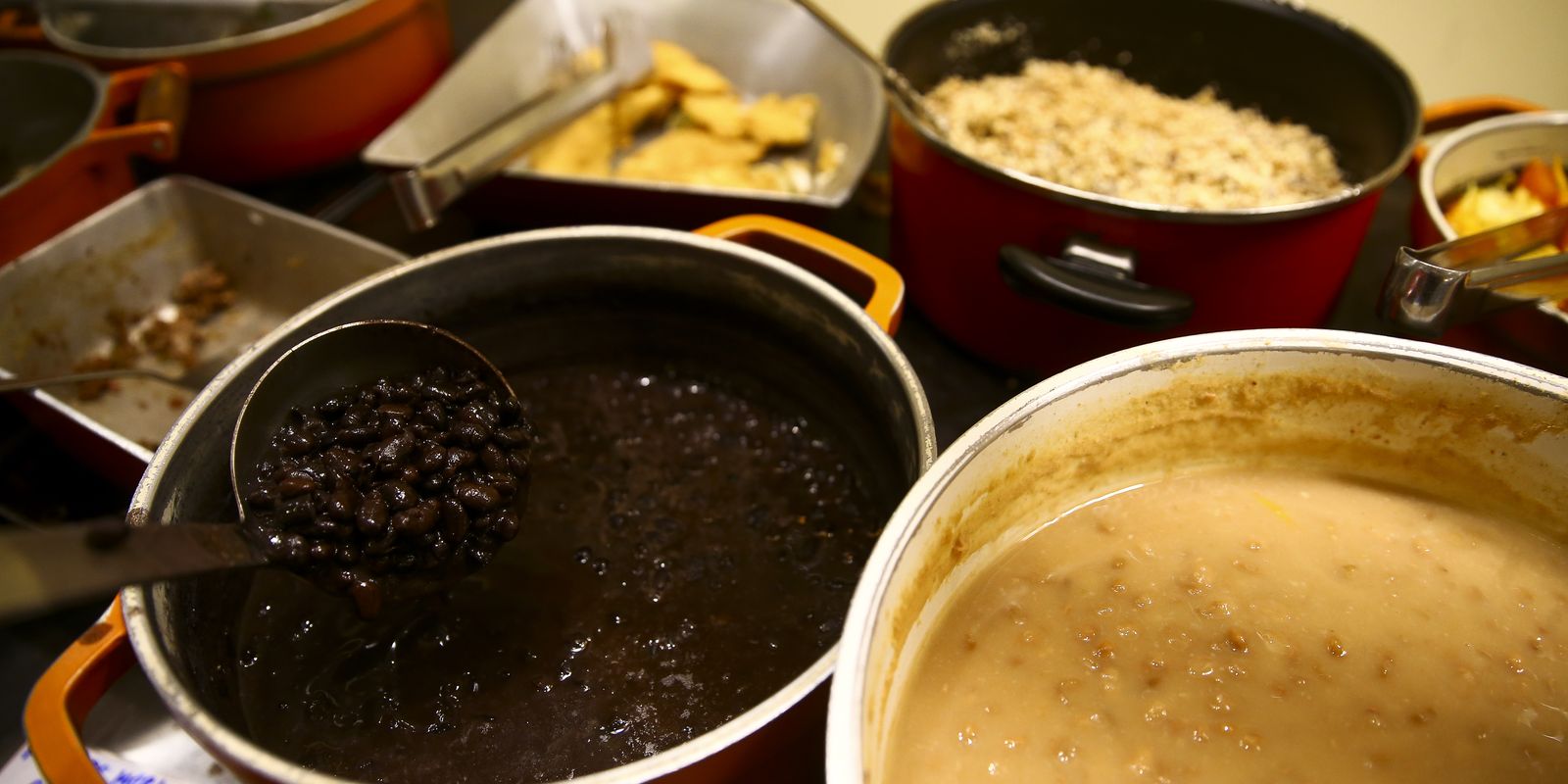 Mais de 60% das famílias em favelas sofrem com insegurança alimentar, aponta pesquisa
