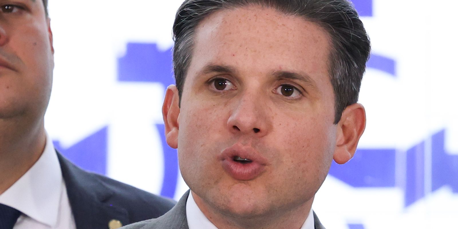 Fim da escala 6x1 será discutido via PEC, afirma Arthur Lira