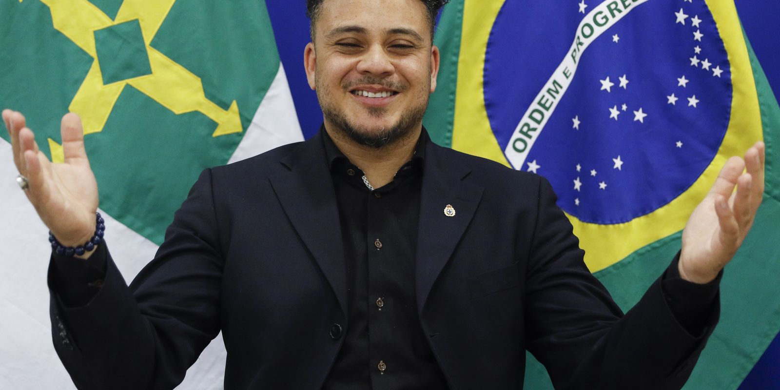 Osmin Carlson, cantor adotado na Holanda, compartilha sua jornada e sonho de viver no Brasil