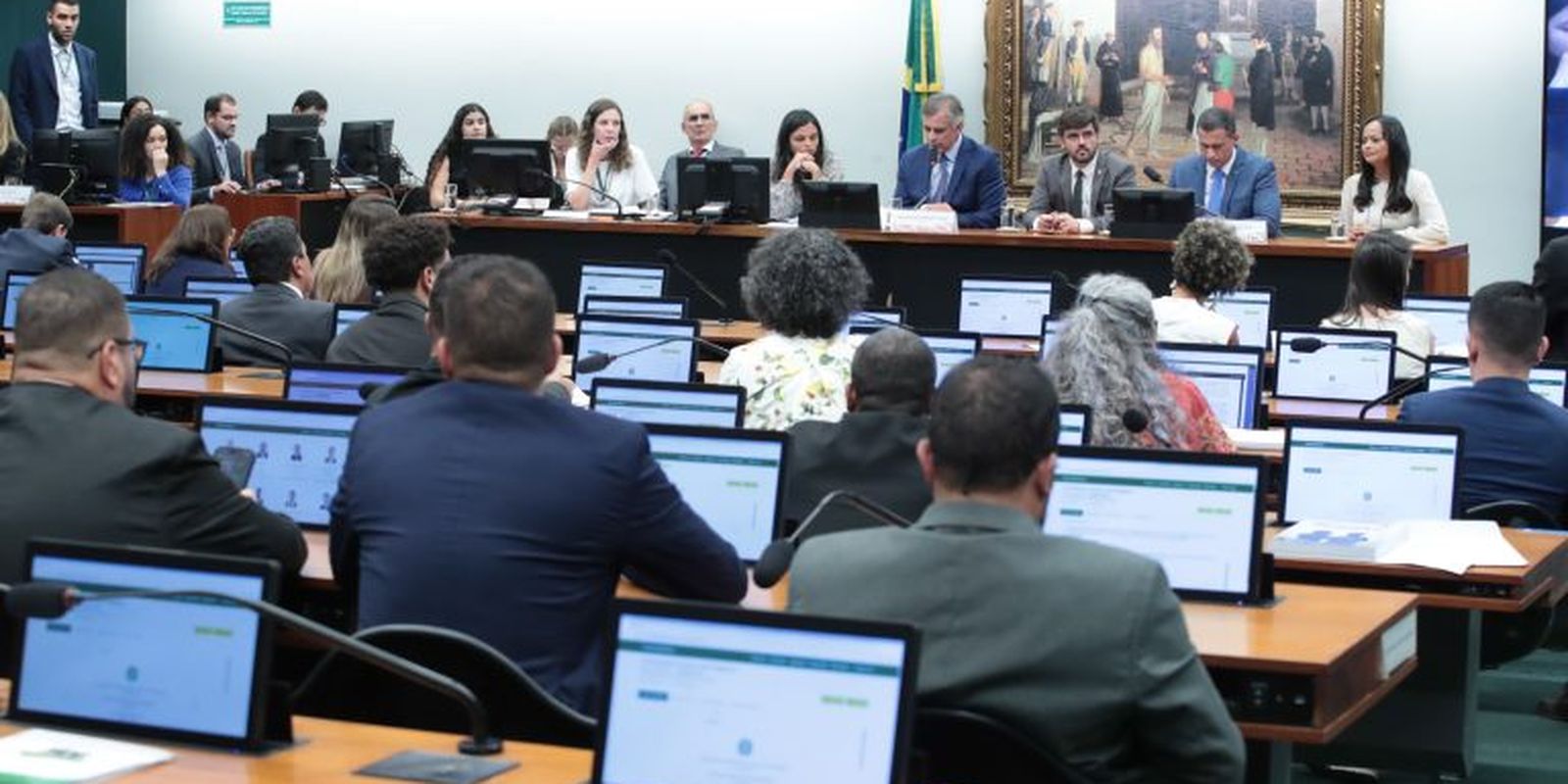 CCJ da Câmara adia votação de PEC que busca reduzir a maioridade penal